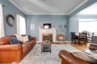3-Bed Grace Street Getaway in Museum District - مطابخ