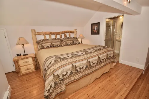 Private Top Corner Condo-5 Mins to Ski Resort - Balcony, BBQ & Mountain Views! - Wifi