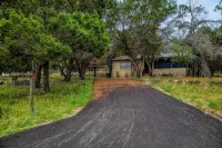 Charming 3-bedroom cabin with WiFi, AC in serene Wimberley