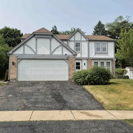 Charming 4-bedroom house in Lake Zurich w/ indoor fireplace and private backyard