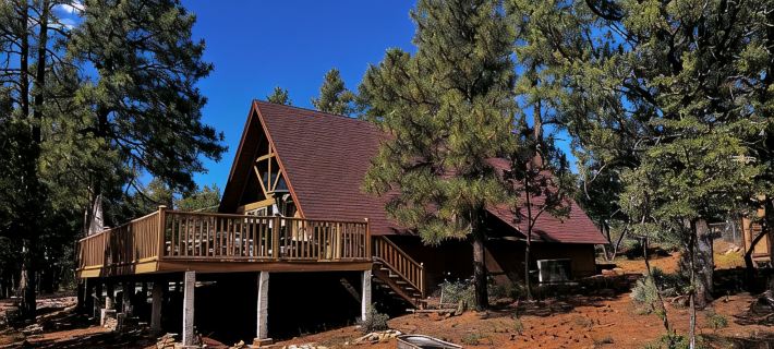 Beautiful cabin, stunning view, spacious deck. Price includes cleaning fee, etc. Hotel di Pine
