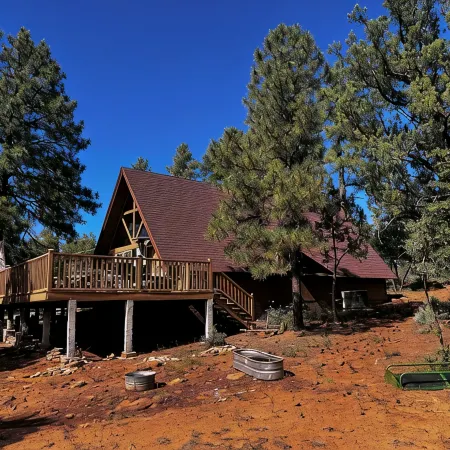 Beautiful cabin, stunning view, spacious deck. Price includes cleaning fee, etc.
