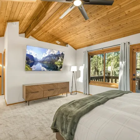 Pinewood Lodge / Backs to Forest / Near Downtown!