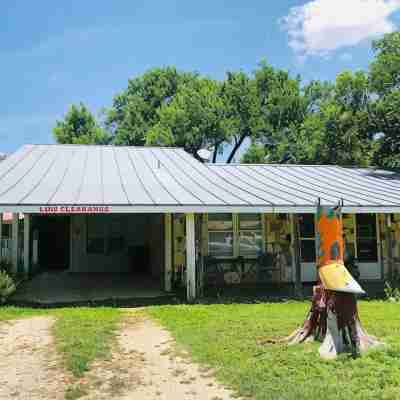 10th St. Bungalow Downtown, Bandera, TX. Hotel Exterior