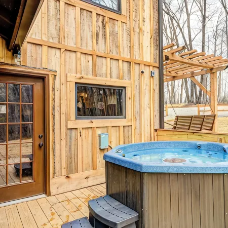 Private 3.5 acre Waterfront Cabin with Hot Tub, WiFi, Minutes from Nashville