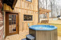 Private 3.5 acre Waterfront Cabin with Hot Tub, WiFi, Minutes from Nashville