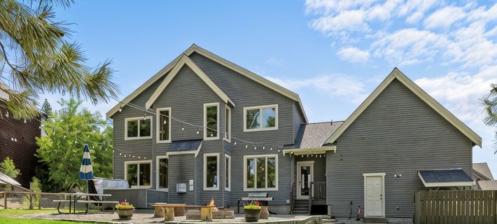 Family Friendly Cozy Cabin with Private Hot Tub & Games! キッティタスのホテル