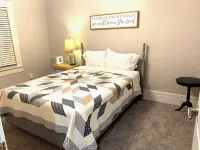 Bison Hall 7, no cleaning fee, near court square - Homestays