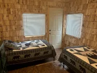 Two Bedroom Cabin with Hot Tub and Fireplace. - Dağ evi