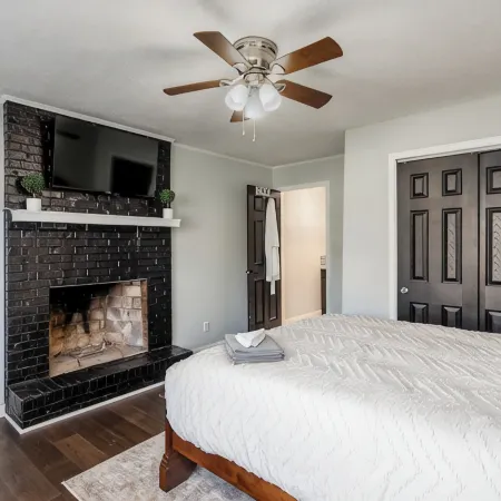 Sleeps 17;2 mins from HPU; Hot Tub; Great for FurnitureMarket