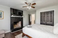 Sleeps 17;2 mins from HPU; Hot Tub; Great for FurnitureMarket - บังกะโล