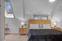 3 Bedroom Chic Condo - Community Pool and Tennis - 1 Mile to Mount Snow