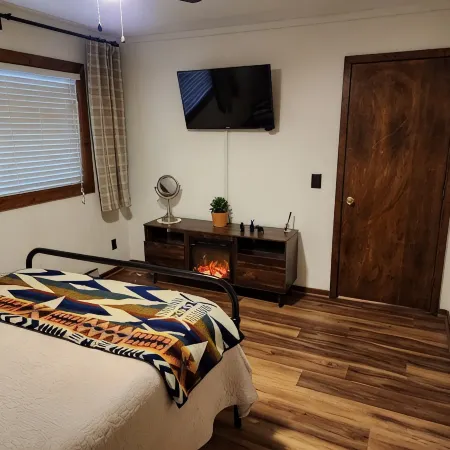 Cozy 2-bedroom condo in charming Beech Mountain with ski slope & mountain views!