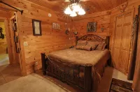 Timber Mountain Lodge,  Private Hot Tub .1 Mi to Thunder Ridge; 10 min Branson - WiFi