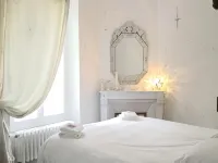 Maison Stella Cadente, Maison d'hôtes Artistique et Jardin à Provins Hotels in Provins