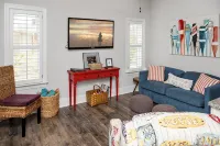 Paradox Place--Cozy Apartment on Oak Island - 2つ星