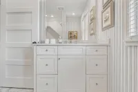 Downtown 2nd Floor Apartment with Dramatic Lake Views. - balcony