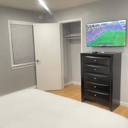 Sophisticated Suite Near JFK Airport Отели рядом с достопримечательностью «Железнодорожная станция JFK Air Train»