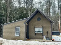 NEW Quaint 2 bedroom near Newfound lake, hiking, skiing, hot tub & star gazing!