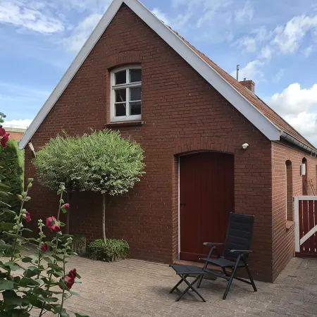 Four stars at the harbor: Modern renovated fisherman's house directly at the Ditzumer harbor