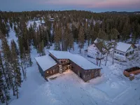 Luxurious cabin with outdoor pool access, paved roads, oversized garage - Chalets