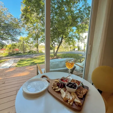 Centrally located St. Louis and Arch view. Complimentary water,wine & breakfast