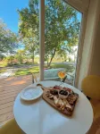 Centrally located St. Louis and Arch view. Complimentary water,wine & breakfast - Wi-Fi