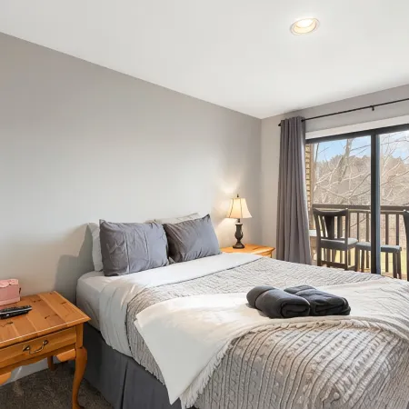 Mount Snow Condo: 4 min Walk to Sundance Lift (High Speed - 6 Seat)