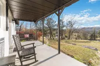"Cumberland Shoreline Retreat" Waterfront Access, Fun, Hot Tub, Marinas - 4-Star