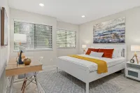 Modern Downtown Bellevue Condo, Free Parking - Pool