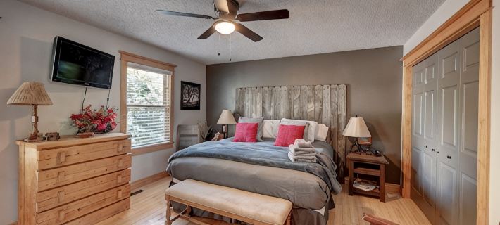 Serene Rustic Haven, Huge Yard & Decks , ZenDen Hotels in Centennial