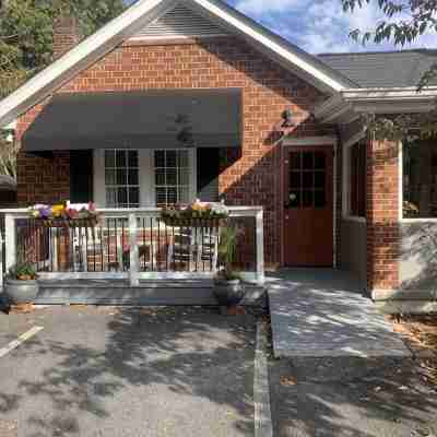 Cozy Cottage on Canton Street just steps away from nightlife, shopping and parks Hotel Exterior