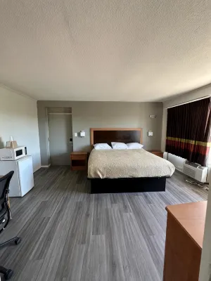 Budgetel Inn & Suites - parking