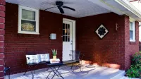 Don't miss this Cute, Quaint Brick Cottage which is is located in York, PA. - 3-Sterne