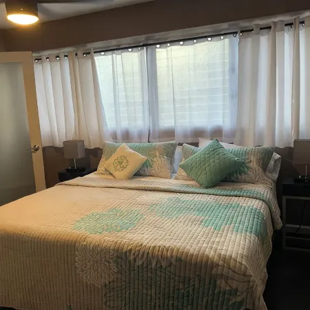 Dazzling Waikiki Apt Sleeps 7-excellent A/C & PARKING included