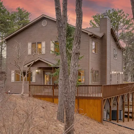 Hidden Haven - Kids friendly home, Great Location, Extended Deck, Outdoor Dining