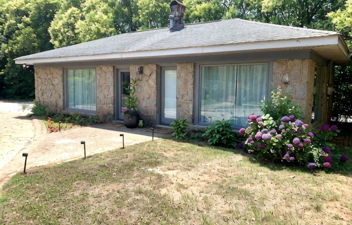 Cozy Carriage House in Downtown Forest City!