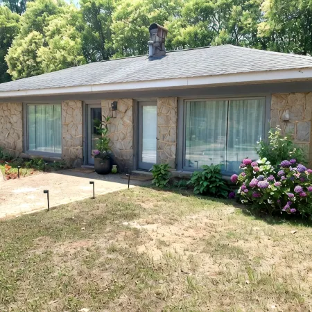 Cozy Carriage House in Downtown Forest City!
