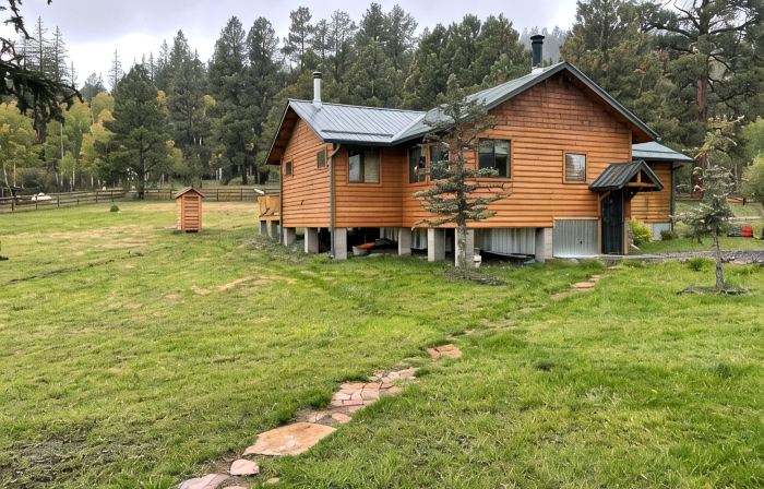 2 Private Cabins on an Secluded Acre, Walk to Restaurants, Fully Fenced
