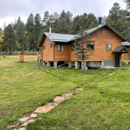 2 Private Cabins on an Secluded Acre, Walk to Restaurants, Fully Fenced