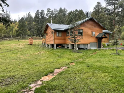2 Private Cabins on an Secluded Acre, Walk to Restaurants, Fully Fenced - Wifi