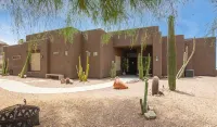 Spacious 4-bedroom house with Mountain View’s, pool and putting green. - Pool