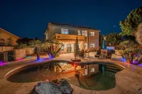 Resort Backyard with Pool, Spa & Putting Green - สระว่ายน้ำส่วนตัว