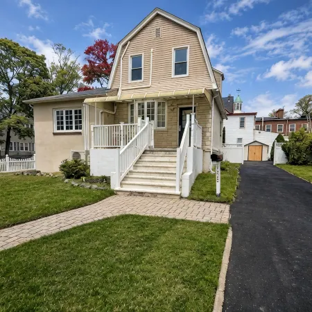 Spacious 3Br Family Home Near NYC – Private Backyard, BBQ and Free Parking