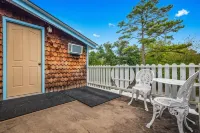 Log Cabin Inn - parking