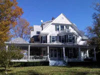The Queen of the Catskills B&B - parking