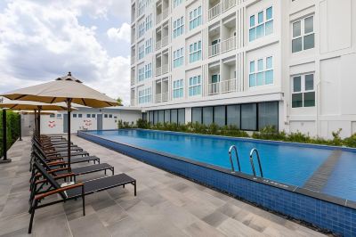 屋外プール カンタリー 304 ホテル アンド サービスド アパートメンツ プラーチーンブリーの写真