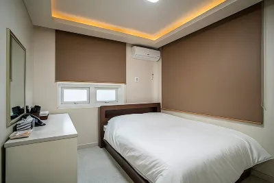 Jeju Ocean Hotel Отели рядом с достопримечательностью «Seongeup Folk Village»