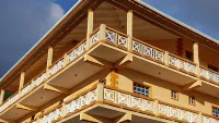 Sunburst Отели рядом с достопримечательностью «E T Joshua Building Complex»