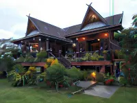 Oui Kaew Homestay Отели в г. 